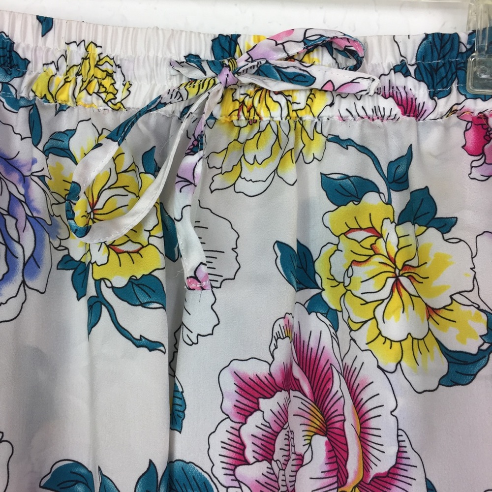 Mink Pink silky Floral shorts women's small white - Picture 2 of 6